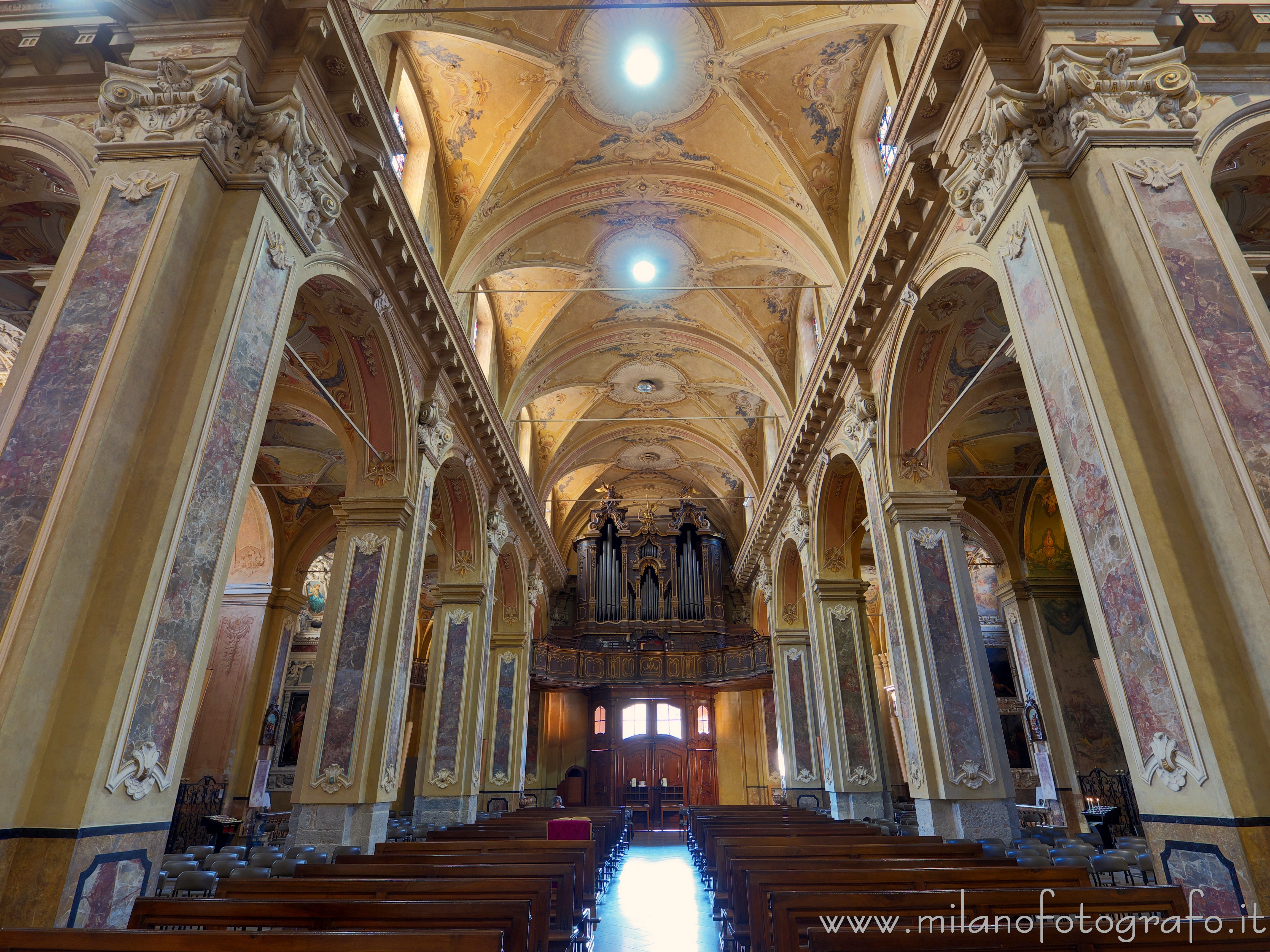 Vimercate (Monza e Brianza) - Navata centrale del Santuario della Beata Vergine del Rosario